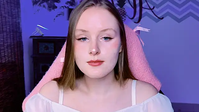 Snapshot of VivienLeeigh chatting on 5, 10, 2025 VivienLeeigh online show from 5, 10, 2025