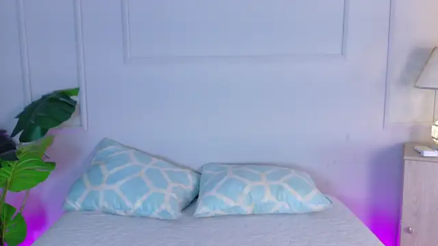 Snapshot of MiaOconner chatting on 10, 9, 2025 MiaOconner online show from 10, 9, 2025