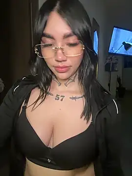 Nickiiiii online show from 10, 5, 2026