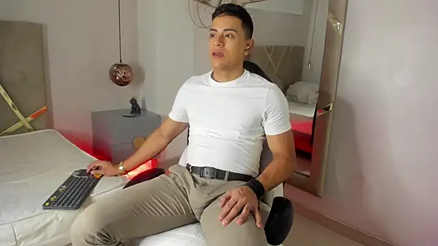 Snapshot of Lucii_fer_ chatting on 1, 12, 2025 Lucii fer online show from 1, 12, 2025