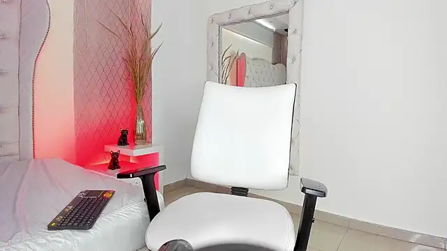 Snapshot of Lucii_fer_ chatting on 13, 4, 2026 Lucii fer online show from 13, 4, 2026