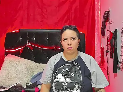 Snapshot of katieeandsharonn chatting on 19, 11, 2025 katieeandsharonn online show from 19, 11, 2025