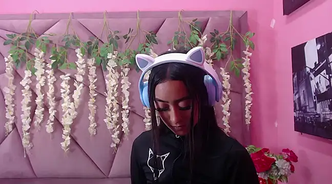 Miaa Thopmson online show from 19, 2, 2025