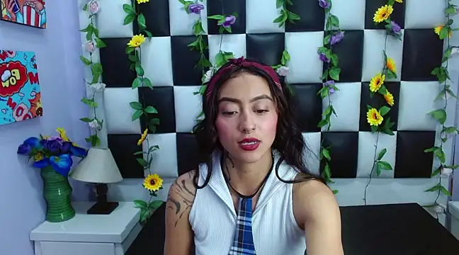 Miaa Thopmson online show from 14, 3, 2025