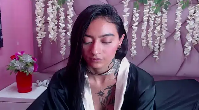 Miaa Thopmson online show from 19, 3, 2025