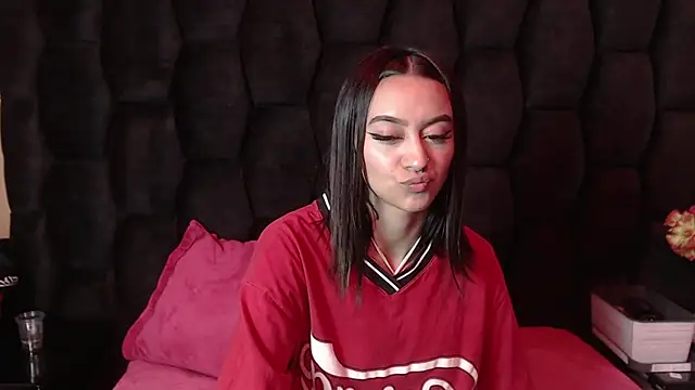 Miaa Thopmson online show from 18, 9, 2025