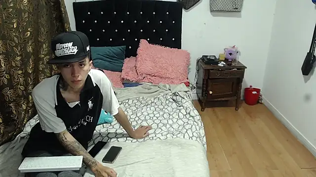 Snapshot of Kitty_and_jake chatting on 13, 12, 2024 Kitty and jake online show from 13, 12, 2024