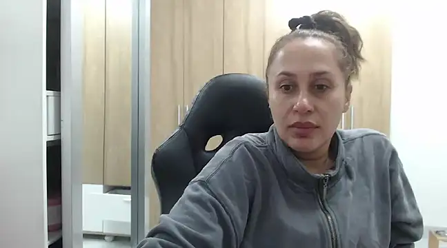 RoxanaLove9 online show from 9, 2, 2025