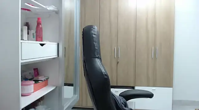 RoxanaLove9 online show from 10, 2, 2025