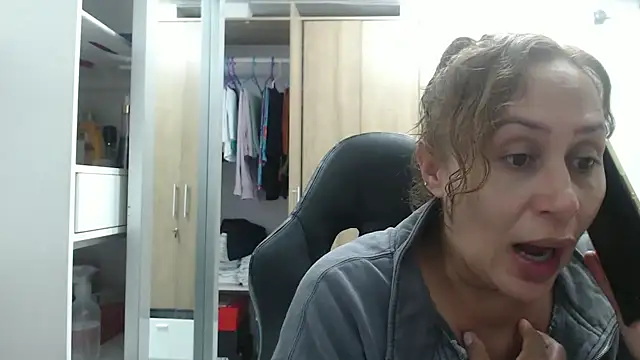 RoxanaLove9 online show from 8, 3, 2025