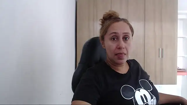 Snapshot of RoxanaLove9 chatting on 4, 7, 2026 RoxanaLove9 online show from 4, 7, 2026