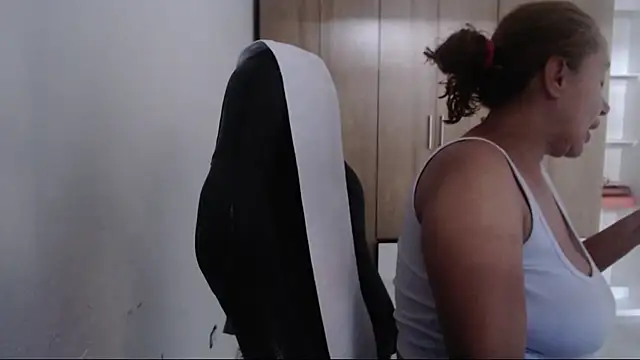 Snapshot of RoxanaLove9 chatting on 13, 7, 2026 RoxanaLove9 online show from 13, 7, 2026