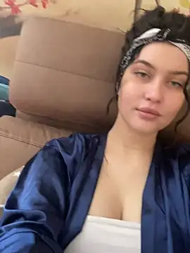 KikiWatson online show from 28, 2, 2025