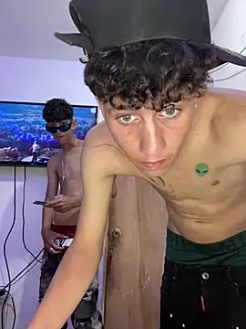 Snapshot of LatinBoysxxx chatting on 4, 1, 2025 LatinBoysxxx online show from 4, 1, 2025