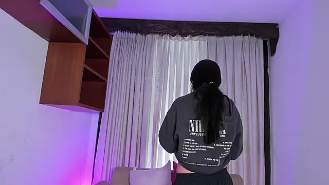 HannaRhodes online show from 14, 11, 2025