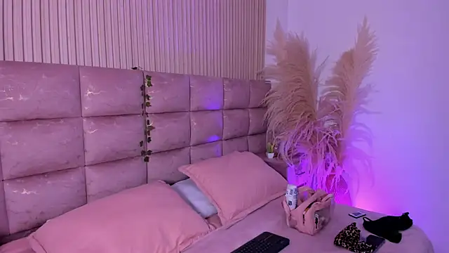 HannaRhodes online show from 8, 7, 2026