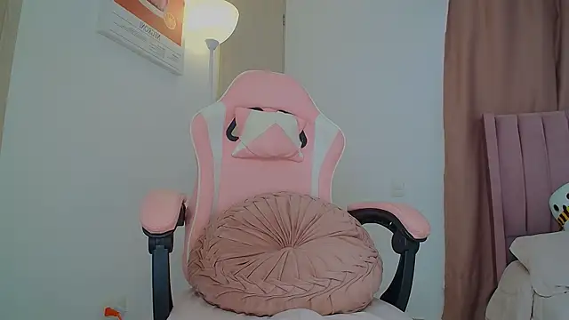 Snapshot of emmily_forev3r chatting on 13, 10, 2025 emmily forev3r online show from 13, 10, 2025