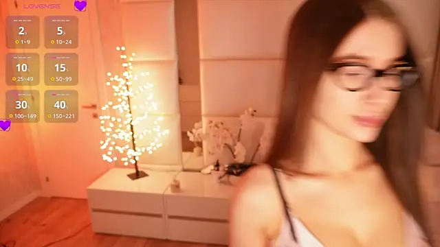 Lilly Colins online show from 25, 7, 2026