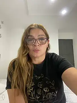 AntonellaAlondra4 online show from 11, 1, 2025