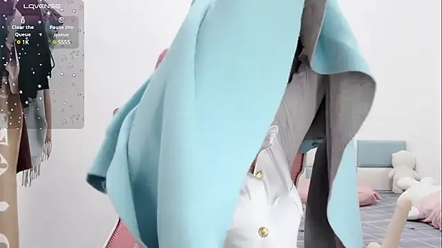 Snapshot of Qwi-V1 chatting on 9, 2, 2025 Qwi-V1 online show from 9, 2, 2025