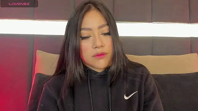 nicolle pierce online show from 27, 2, 2025