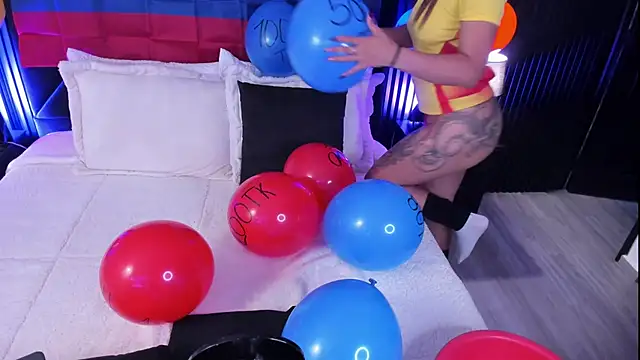 MiiaaMoonroee online show from 7, 7, 2026