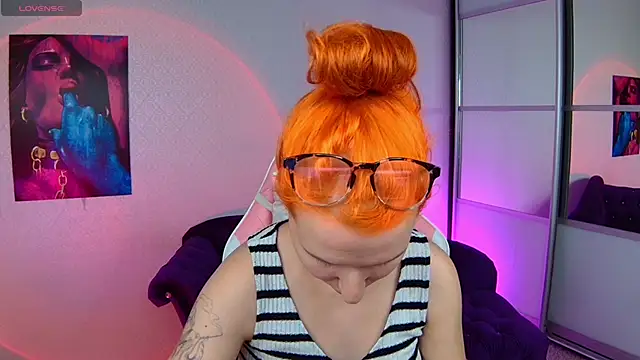 Snapshot of AliceBYKiss chatting on 2, 2, 2025 AliceBYKiss online show from 2, 2, 2025