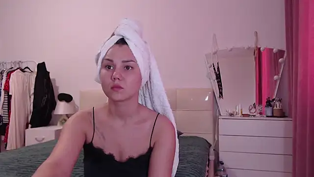 Snapshot of MiraMiss chatting on 5, 8, 2026 MiraMiss online show from 5, 8, 2026