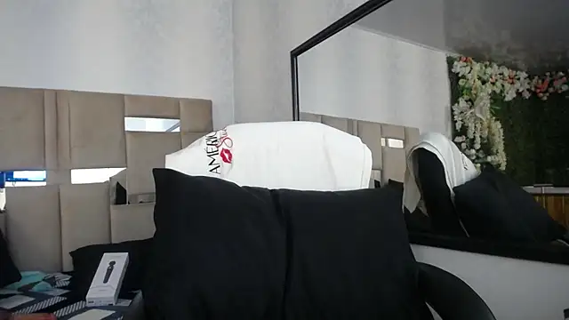 Queenjenn   online show from 17, 12, 2024