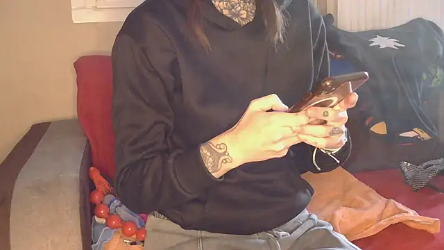 Snapshot of liloucamchaudee chatting on 5, 12, 2025 liloucamchaudee online show from 5, 12, 2025