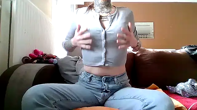 Snapshot of liloucamchaudee chatting on 6, 3, 2026 liloucamchaudee online show from 6, 3, 2026