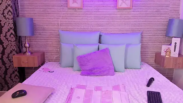 Catalinna Thompson online show from 9, 1, 2025