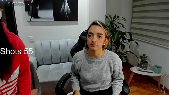 Snapshot of Emmy_petit chatting on 11, 3, 2025 Emmy petit online show from 11, 3, 2025