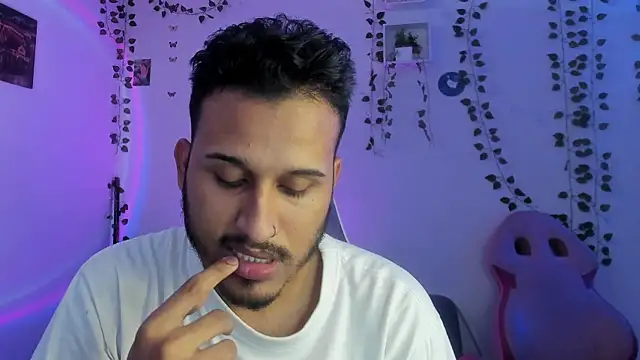 Snapshot of Raf_brunette chatting on 5, 12, 2024 Raf brunette online show from 5, 12, 2024