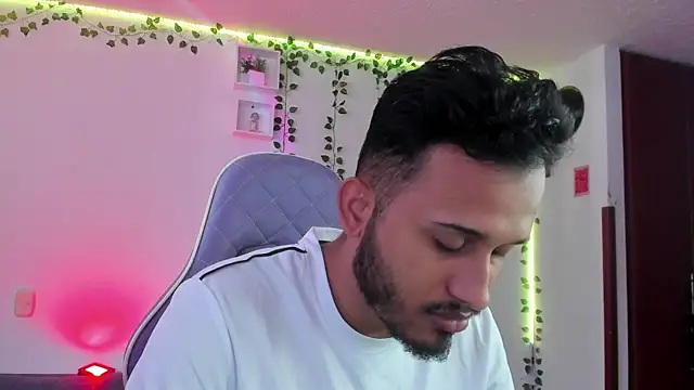 Snapshot of Raf_brunette chatting on 27, 12, 2024 Raf brunette online show from 27, 12, 2024