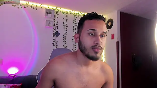 Snapshot of Raf_brunette chatting on 2, 1, 2025 Raf brunette online show from 2, 1, 2025