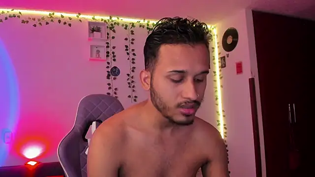 Snapshot of Raf_brunette chatting on 7, 1, 2025 Raf brunette online show from 7, 1, 2025