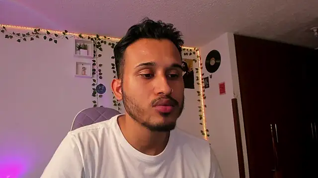 Snapshot of Raf_brunette chatting on 8, 1, 2025 Raf brunette online show from 8, 1, 2025