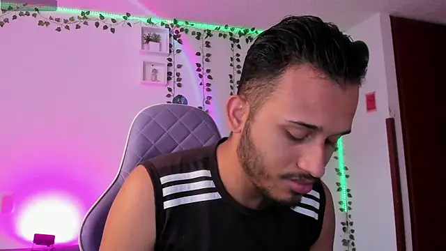 Snapshot of Raf_brunette chatting on 10, 1, 2025 Raf brunette online show from 10, 1, 2025