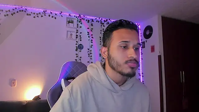 Snapshot of Raf_brunette chatting on 17, 1, 2025 Raf brunette online show from 17, 1, 2025