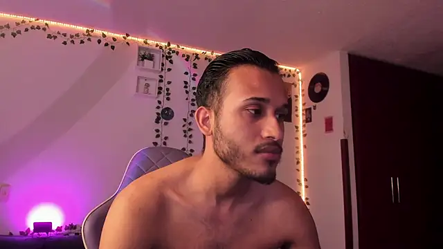 Snapshot of Raf_brunette chatting on 2, 2, 2025 Raf brunette online show from 2, 2, 2025