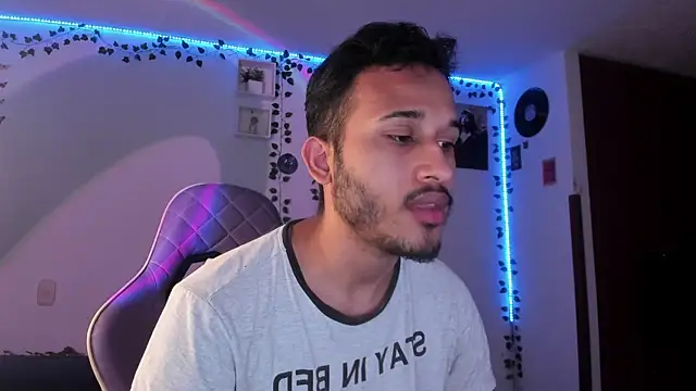 Snapshot of Raf_brunette chatting on 4, 2, 2025 Raf brunette online show from 4, 2, 2025