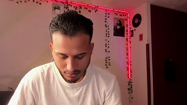 Snapshot of Raf_brunette chatting on 8, 2, 2025 Raf brunette online show from 8, 2, 2025