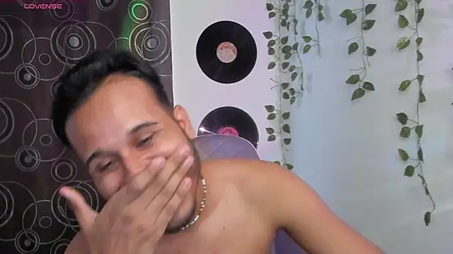 Snapshot of Raf_brunette chatting on 16, 10, 2025 Raf brunette online show from 16, 10, 2025