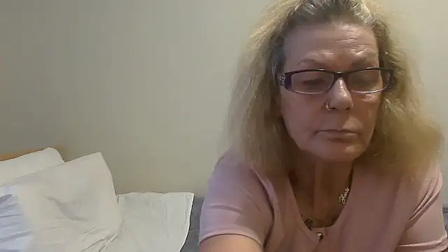 housewife shantie online show from 26, 9, 2025