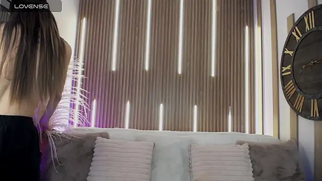 Aniie Doll online show from 16, 12, 2025