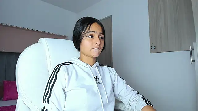 Giselle Roldan online show from 13, 9, 2025