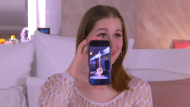 Snapshot of EllieHayes chatting on 12, 3, 2025 EllieHayes online show from 12, 3, 2025