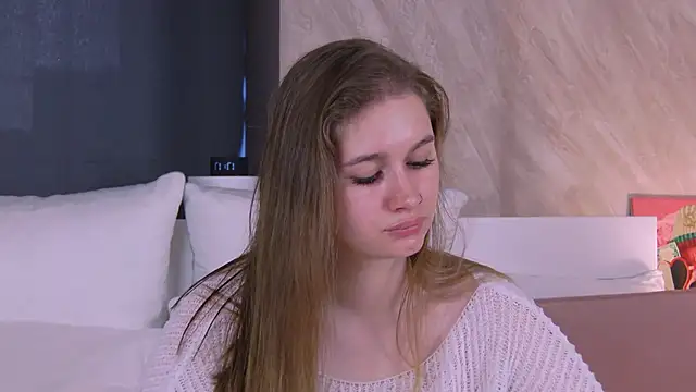 Snapshot of EllieHayes chatting on 8, 9, 2025 EllieHayes online show from 8, 9, 2025