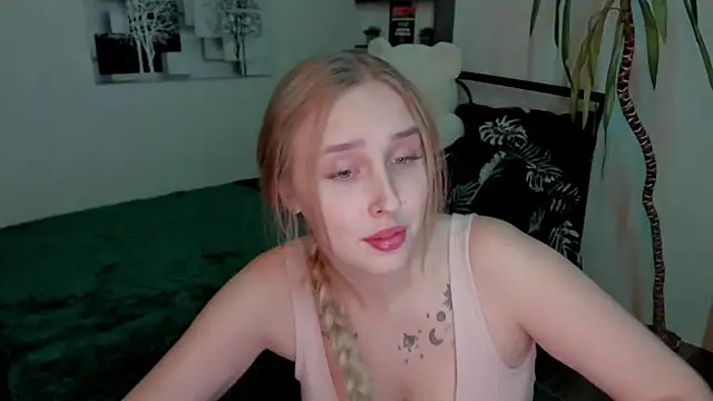 Snapshot of LinaTruly chatting on 12, 12, 2024 LinaTruly online show from 12, 12, 2024